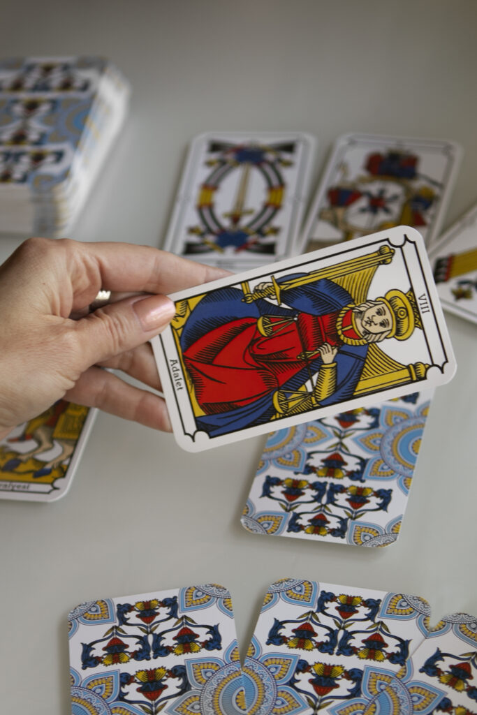 la justice au tarot de Marseille cherche un équilibre et tranche avec son épée pour prendre des décisions